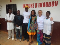 été 2014, les membres de l'association ont rendu visite au Dr André Medou et son équipe.
